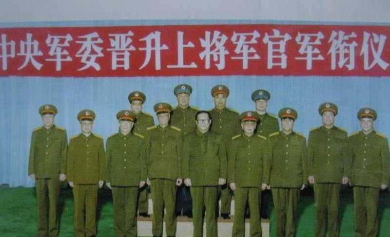 江澤民給上將軍銜獲得者授銜